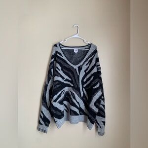 JOHN + JENN BLACK AND GRAY ZEBRA PRINT  V NECK SWEATER SIZE LARGE